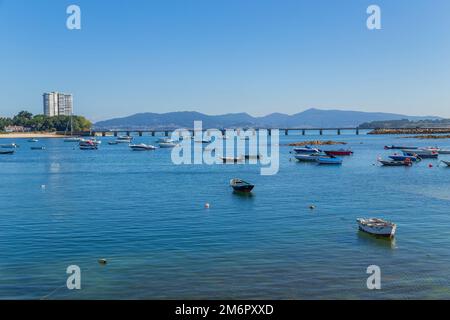 Galice, Espagne - 27 juillet 2022: Bateaux de pêche amarrés dans le port de Vigo, Galice, Espagne. Banque D'Images