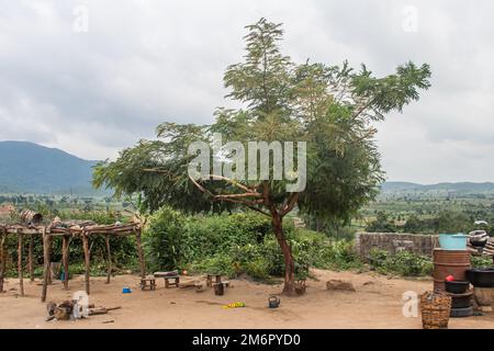 Maison de boue rurale typique (appelée Tukul) dans un village reculé en Afrique avec toit de chaume, conditions de vie très basiques et pauvres Banque D'Images