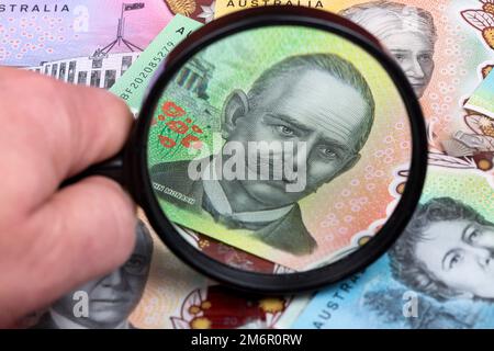 Dollars australiens dans une loupe Banque D'Images