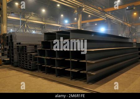 Entreposage dans l'atelier à l'usine de tuyaux profilés en I métalliques, canaux. Banque D'Images