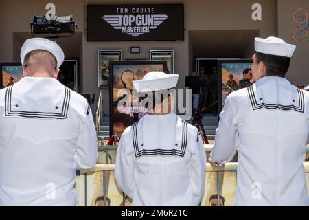 STATION NAVALE DE NORTH ISLAND, CALIFORNIE (04 mai 2022) - les marins attendent la première de Top Gun: Maverick sur la base aérienne navale de l'île du Nord (NASNI), Californie, 4 mai. Top Gun: Maverick, prévu pour sortir dans le monde entier sur 27 mai, présente des États-Unis Des aviateurs de la marine et a été tiré sur plusieurs navires et installations, dont NASNI, la base aérienne de Whidbey Island, USS Abraham Lincoln (CVN 72) et USS Theodore Roosevelt (CVN 71). Banque D'Images