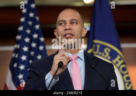 Washington, États-Unis. 05th janvier 2023. Hakeem Jeffries, chef de la Chambre minoritaire (D-NY), parle aujourd'hui à l'occasion de la conférence de presse hebdomadaire sur 05 janvier 2022 à HVC/Capitol Hill à Washington DC, aux États-Unis. (Photo de Lénine Nolly/Sipa USA) Credit: SIPA USA/Alay Live News Banque D'Images