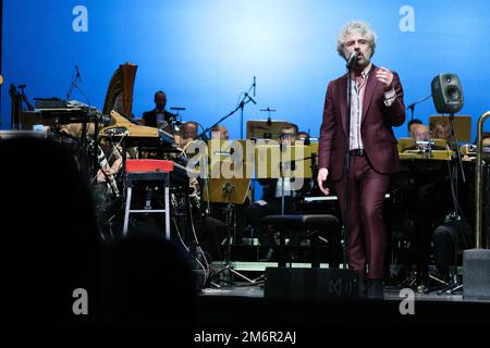 Madrid, Espagne. 05th janvier 2023. Le groupe Leon Benavente, se produit avec le groupe symphonique de Madrid pendant le concert traditionnel Epiphany au Teatro Real, sur 5 janvier 2023, à Madrid, Espagne (photo par Oscar Gonzalez/NurPhoto) crédit: NurPhoto SRL/Alamy Live News Banque D'Images