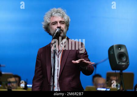 Madrid, Espagne. 05th janvier 2023. Le groupe Leon Benavente, se produit avec le groupe symphonique de Madrid pendant le concert traditionnel Epiphany au Teatro Real, sur 5 janvier 2023, à Madrid, Espagne (photo par Oscar Gonzalez/NurPhoto) crédit: NurPhoto SRL/Alamy Live News Banque D'Images