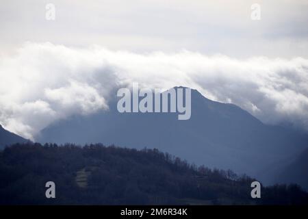 Des nuages bas comme le brouillard dans la vallée d'appennines autour de Bismantova pierre une formation de roche dans les Apennines toscan-Emiliennes (Italie). Banque D'Images