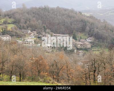 Vue rouge de la vallée autour de Bismantova pierre une formation de roche dans les Apennines toscan-Emiliennes (Italie) au coucher du soleil Banque D'Images