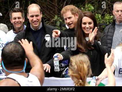 Photo du dossier datée du 23/04/17 du duc et duchesse de Cambridge et du duc de Sussex (au centre) qui distribuait de l'eau aux coureurs pendant le marathon de Londres Virgin Money de 2017. Le duc de Sussex aurait affirmé avoir été attaqué physiquement par son frère à la suite de son mariage avec Meghan Markle. Date de publication : jeudi 5 janvier 2023. Banque D'Images