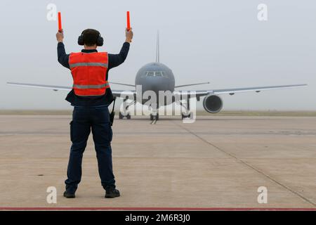 Steven Hernandez, chef d'équipage du KC-46 Pegasus du 97th Escadron de maintenance, dirige un KC-46 sur la ligne de vol lors d'un vol violent à la base aérienne d'Altus, Oklahoma, 4 mai 2022. Les membres du Groupe des opérations 97th, du Groupe de maintenance 97th et du Groupe de soutien de la mission 97th ont travaillé avec succès à la production et à la récupération des vols en peu de temps. Banque D'Images