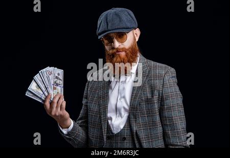 homme rétro riche avec de l'argent isolé sur le noir. homme rétro riche avec de l'argent en studio. Banque D'Images
