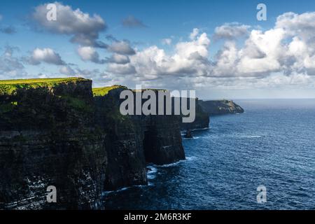 Vue sur le paysage des falaises de Moher en Irlande occidentale Banque D'Images