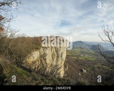 Le grimpeur monte sur la Pierre de Bismantova (Pietra di Bismantova) dans le parc Tosco Emiliano Appennino Banque D'Images