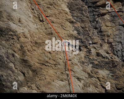 Le grimpeur monte sur la Pierre de Bismantova (Pietra di Bismantova) dans le parc Tosco Emiliano Appennino Banque D'Images