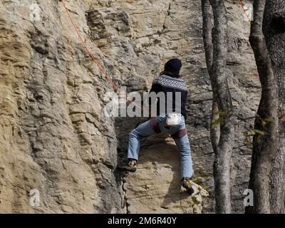 Le grimpeur monte sur la Pierre de Bismantova (Pietra di Bismantova) dans le parc Tosco Emiliano Appennino Banque D'Images