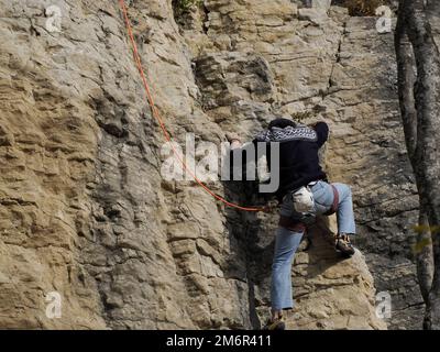 Le grimpeur monte sur la Pierre de Bismantova (Pietra di Bismantova) dans le parc Tosco Emiliano Appennino Banque D'Images