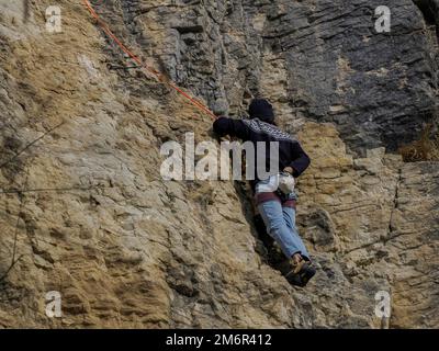 Le grimpeur monte sur la Pierre de Bismantova (Pietra di Bismantova) dans le parc Tosco Emiliano Appennino Banque D'Images