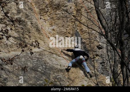 Le grimpeur monte sur la Pierre de Bismantova (Pietra di Bismantova) dans le parc Tosco Emiliano Appennino Banque D'Images