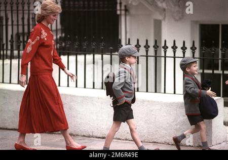 Photo du dossier en date du 15/09/89 de la Princesse de Galles suit ses fils le prince Harry (à droite), âgé de cinq ans, et le prince William, sept ans, le premier jour de Harry à l'école Wetherby à Notting Hill, à l'ouest de Londres. Le duc de Sussex aurait affirmé avoir été attaqué physiquement par son frère à la suite de son mariage avec Meghan Markle. Date de publication : jeudi 5 janvier 2023. Banque D'Images