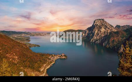 Automne paisible montagne Alpes vue sur le lac Traunsee de Kleiner Sonnstein sommet rock, Ebensee, Autriche. Banque D'Images