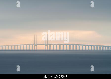 Pont d'Oresund, traversant le détroit d'Øresund entre le Danemark et la Suède, vu contre un ciel gris moody, longue exposition avec filtre ND, dramatique Banque D'Images
