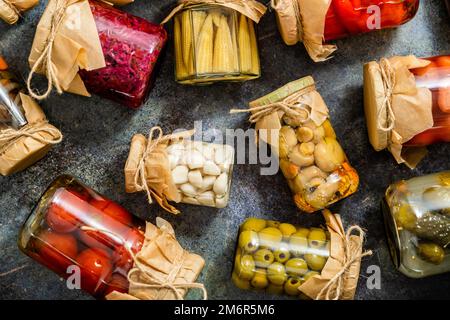 Conservation des légumes dans des pots en verre. Tomates, concombres, champignons, chou, poivre Banque D'Images