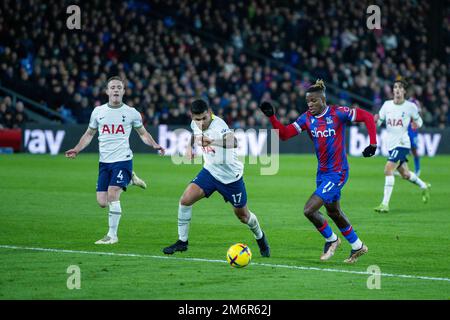 LONDRES, ANGLETERRE - JANVIER 04: Wilfried Zaha de Crystal Palace et Cristian Romero de Tottenham Hotspur en action pendant le match de Premier League betwe Banque D'Images