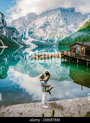 Prager Wildsee, endroit romantique spectaculaire avec des bateaux en bois typiques sur le lac alpin, Lago di Braies, Braies lac, Dolomites, S Banque D'Images