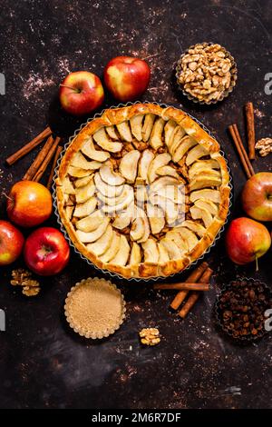 Tarte aux pommes maison sur fond rustique sombre, vue de dessus. Dessert d'automne classique Banque D'Images