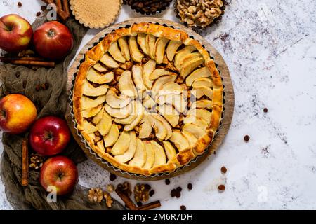 Tarte aux pommes fraîche avec fruits sur une table en pierre Banque D'Images