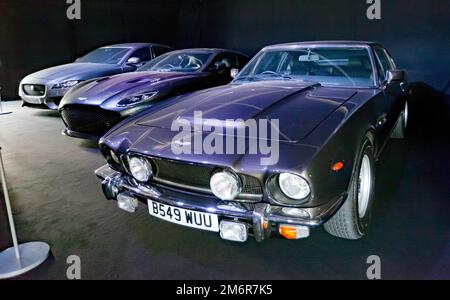 A Brown, 1981 ans, Aston Martin V8 conduit par Daniel Craig, comme James Bond, dans le film No Time to Die, exposé au Silverstone Classic 2022 Banque D'Images