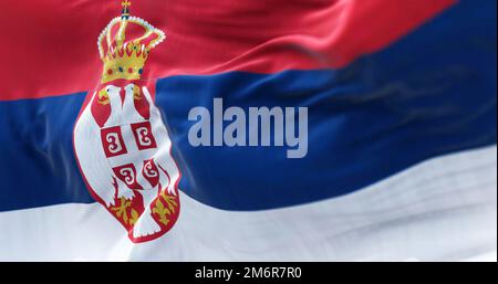 Vue rapprochée du drapeau national de Serbie qui agite dans le vent Banque D'Images