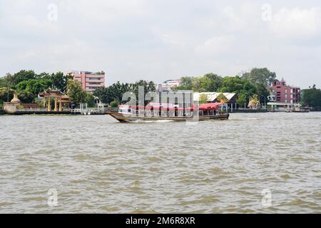 Vue sur Chao Phraya et Bangkok depuis le ferry Banque D'Images