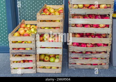 Pommes biologiques en cats de bois au marché des agriculteurs Banque D'Images