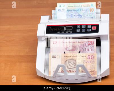 De l'argent tunisien dans une machine à compter Banque D'Images