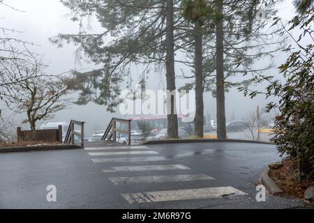 Vancouver, Canada - 16 décembre,2022: Boucle d'autobus et parking près de l'entrée du Skyride Banque D'Images