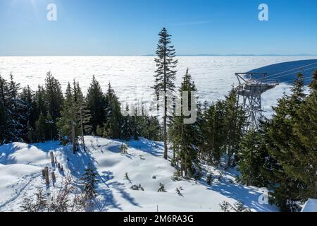 Vue panoramique sur la télécabine Skyride au sommet de Vancouver, au-dessus des White Puffy Clouds, au coucher du soleil Banque D'Images