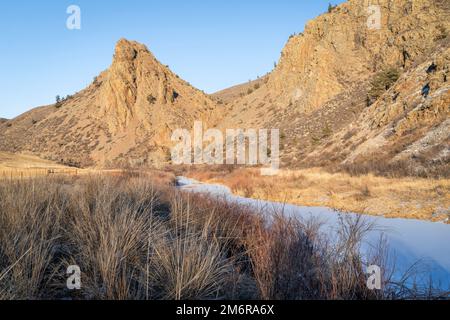 Eagle Nest Rock et la fourche nord gelée de la rivière cache la poudre dans le nord du Colorado à Livermore près de fort Collins, paysage d'hiver Banque D'Images