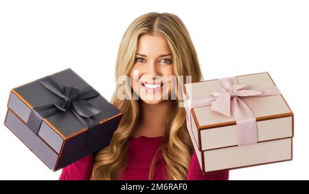 Anniversaire, cadeaux de Noël ou cadeau de vacances, femme heureuse tenant des boîtes-cadeaux isolées sur fond blanc Banque D'Images