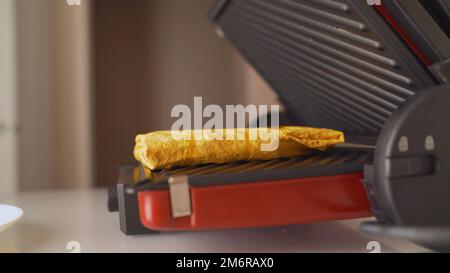 Faites griller les frites shawarma. Shaurma, petit pain pita grillé avec falafel, houmous, salade de frites et légumes dans une poêle. Banque D'Images