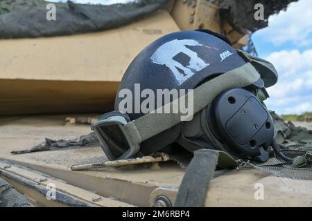 Le casque d'équipage du véhicule de combat du commandant de la compagnie Bravo avec 1st Bataillon, 68th Régiment d'armure, 3rd brigade blindée équipe de combat, 4th Division d'infanterie (3/4th ABCT) est assis sur la pente frontale d'un char de combat principal M1A2 Abrams lors des préparatifs pour les exercices situationnels de peloton, Drawsko Pomorskie, Pologne, 4 mai 2022. L’ABCT 3/4th compte parmi les autres unités affectées au V corps, le corps de déploiement avancé des Etats-Unis en Europe, qui travaille aux côtés des alliés de l’OTAN et des partenaires de sécurité régionaux pour fournir des forces crédibles au combat. Banque D'Images