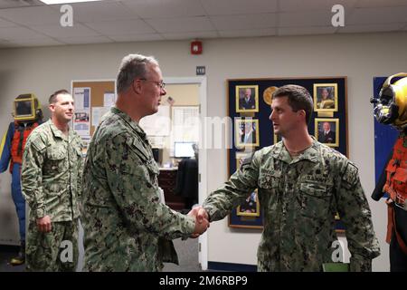 NORFOLK, Virginie (4 mai 2022) le commandant du Centre régional de maintenance de la Marine, sous-ministre adjoint Eric VerHage, serre la main avec le plongeur de la Marine 1st classe Ryan Arnold de Detroit, Michigan, marin du quartier du Centre régional de maintenance du centre de l’Atlantique (CGRMO) lors de sa première visite au casier de plongée du CGRMO. La MARMC assure l'entretien, la gestion et la surveillance des navires de surface de l'entretien du secteur privé et de l'assistance technique aux navires de la région du centre de l'Atlantique. Banque D'Images