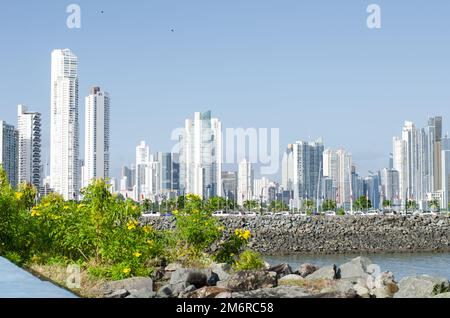 Vue sur la ville de Panama depuis la Plaza V Centenario à l'entrée de la vieille ville de San Felipe Banque D'Images