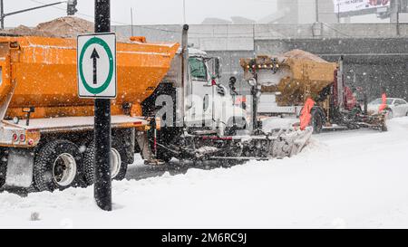 Camion de chasse-neige en ville. Véhicule d'entretien d'hiver. Déneigement sur route. Déneigement sur route. Camion mettant du sel. Deux chasse-neige déneigement. Banque D'Images