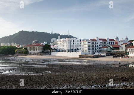 Vue de paysage de la dernière plage de Panama City vue de la place française, impropre à la baignade. Banque D'Images