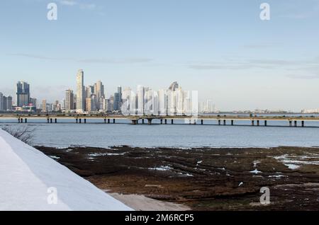 Panama City Skyline et Boardwalk III comme vu de la vieille ville Banque D'Images