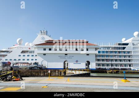 Bateau de croisière traversant les écluses de Miraflores dans le canal de Panama Banque D'Images