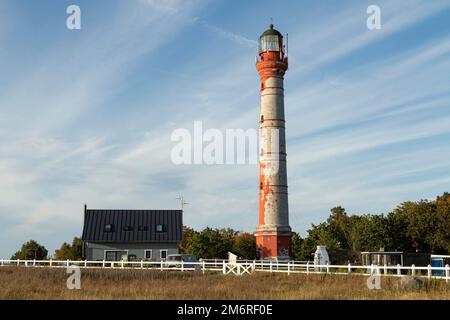 Phare abîmé dans la lumière du soir contre un ciel bleu sur la péninsule de Pakri, Paldiski, comté de Harju, Estonie Banque D'Images