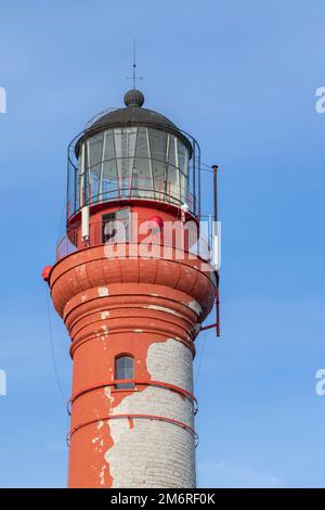 Phare abîmé dans la lumière du soir contre un ciel bleu sur la péninsule de Pakri, Paldiski, comté de Harju, Estonie Banque D'Images