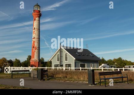 Phare abîmé dans la lumière du soir contre un ciel bleu sur la péninsule de Pakri, Paldiski, comté de Harju, Estonie Banque D'Images