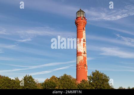 Phare abîmé dans la lumière du soir contre un ciel bleu sur la péninsule de Pakri, Paldiski, comté de Harju, Estonie Banque D'Images