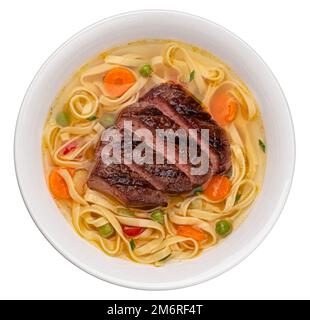 Nouilles de fettuccine avec bœuf grillé isolé sur blanc, vue de dessus Banque D'Images